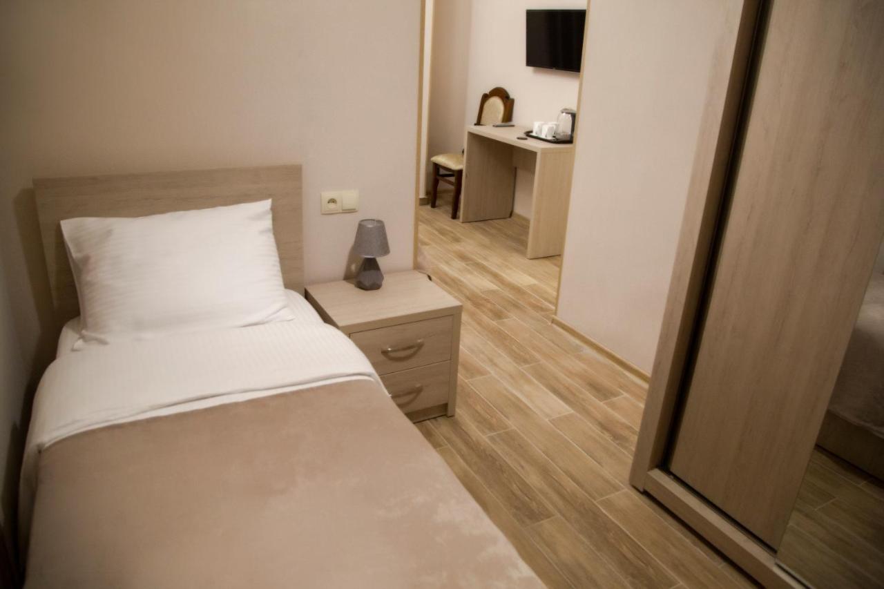 Family Hotel Triston Tbilisi ภายนอก รูปภาพ
